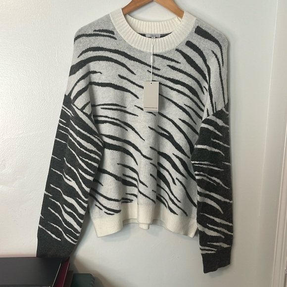 Rails NWT Lana Mixed Abstract Tiger Gray and White Crewneck Sweater Sz L - Picture 2 of 8